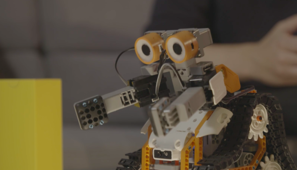 Domowy robot i składana butelka