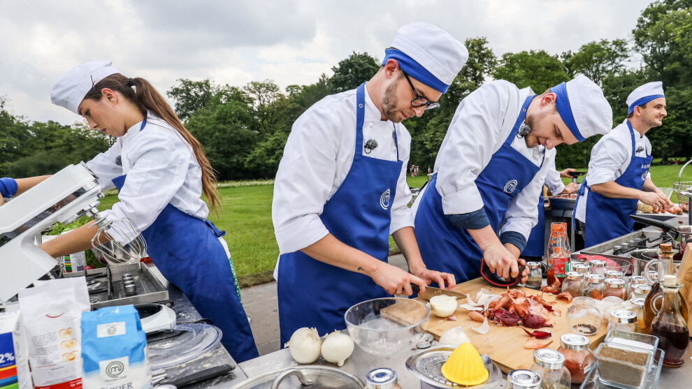 Takich gości w MasterChefie jeszcze nie było! Uczestnicy urządzają piknik dla 50 psów i ich właścicieli!